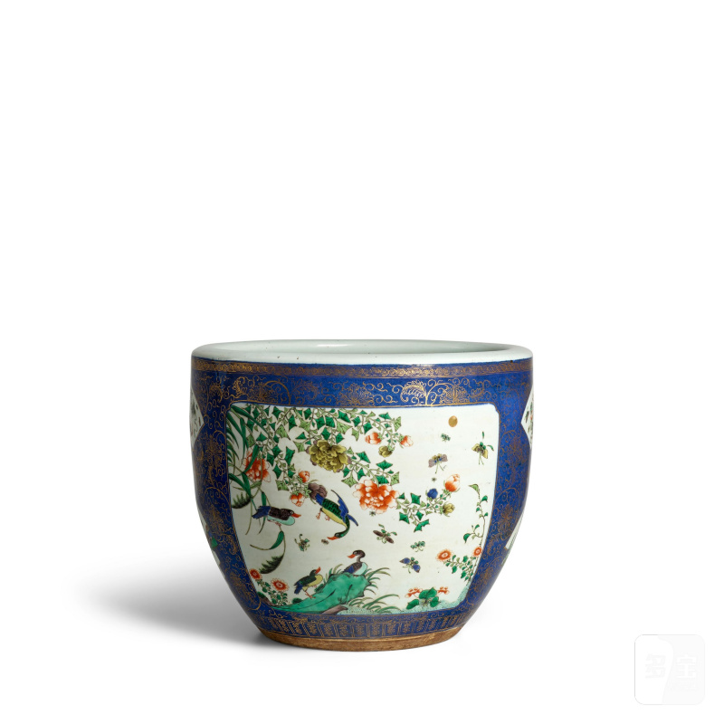 十九世紀 描金灑藍地五彩開光花鳥博古圖大缸 帶木座 | A GILT-DECORATED BLUE-GROUND FAMILLE-VERTE JARDINERE - 图5